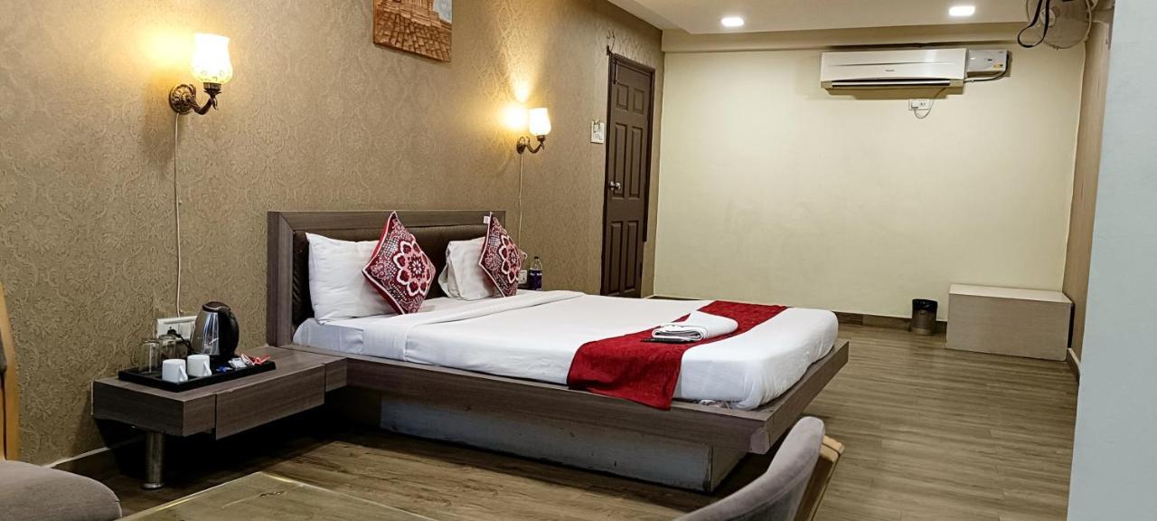 Hotel Dwarika Inn Indaur Kültér fotó